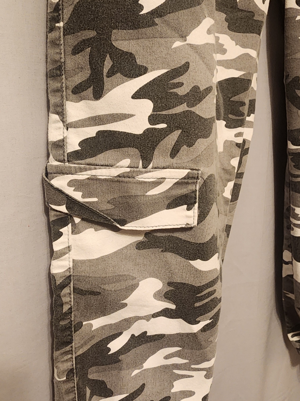 Men's Olive & Gray Camo Cargo Pants